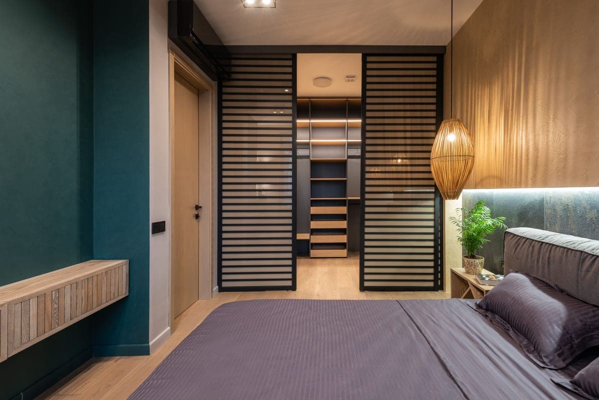 Sliding closet doors in a bedroom